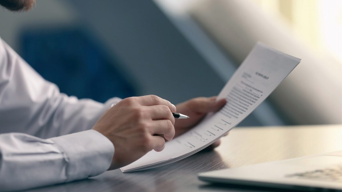 Foto de homem consultando contrato de direito autoral