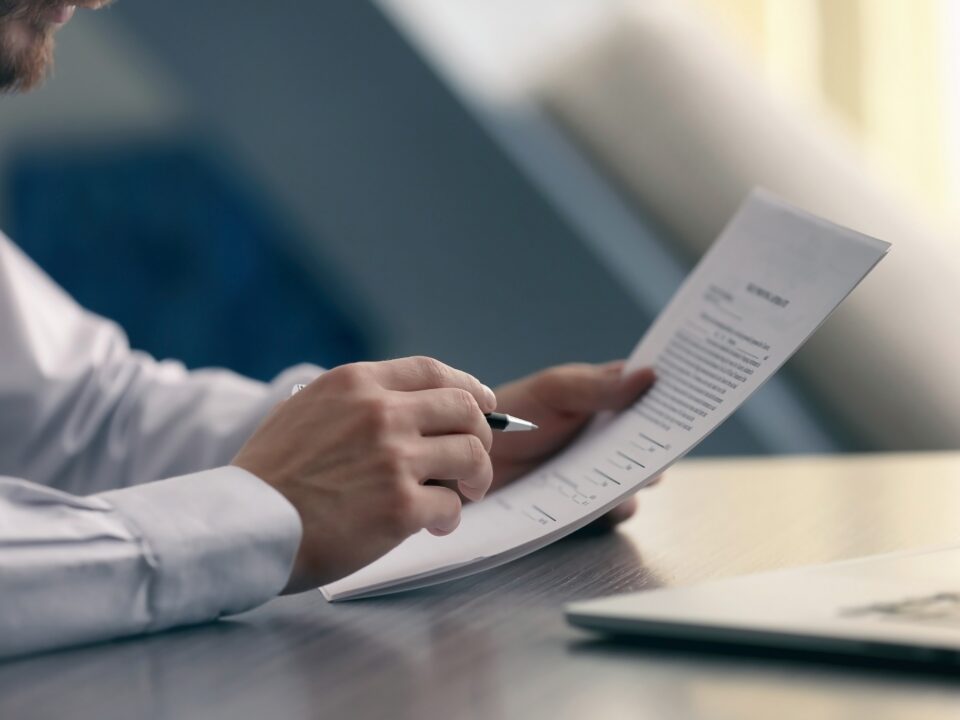 Foto de homem consultando contrato de direito autoral